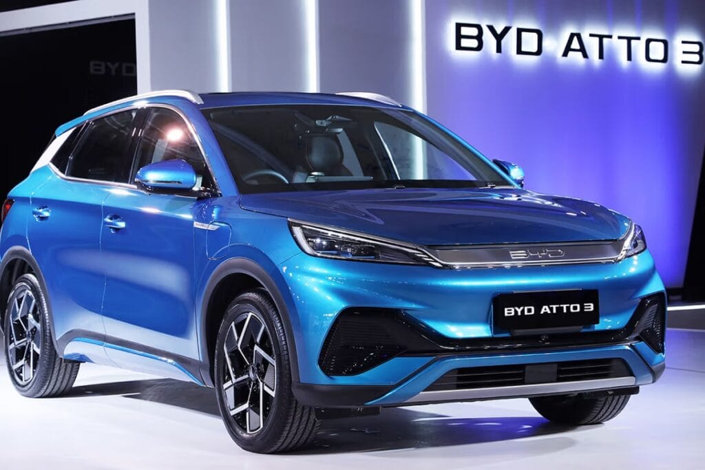 BYD ATTO 3 60.48KWH बैटरी, 201BHP पावर और पैनोरमिक सनरफ में 24.99 लाख शुरू 1 Nirbhay 2025 09 09T232940.762 BYD ATTO 3 60.48KWH बैटरी, 201BHP पावर और पैनोरमिक सनरफ में 24.99 लाख शुरू