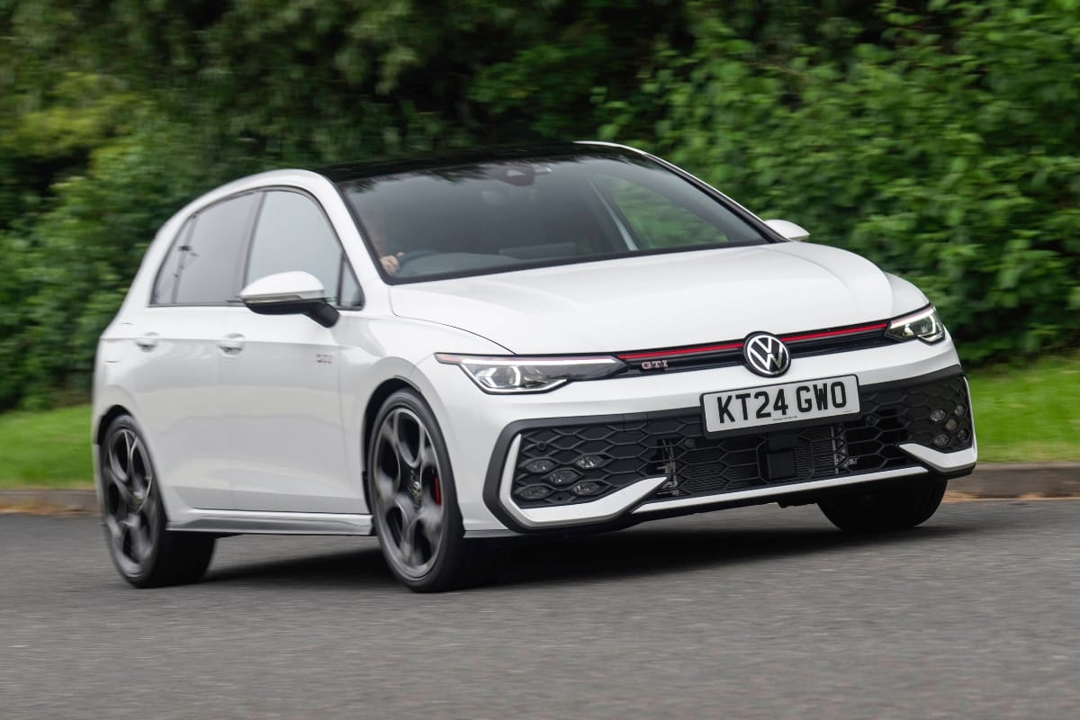 Nirbhay 2025 09 09T233141.662 वोक्सवैगन गोल्फ GTI 261BHP पावर, 0 से 100 किमी/घंटा सिर्फ 5.8 सेकंड और मूल्य 53 लाख में